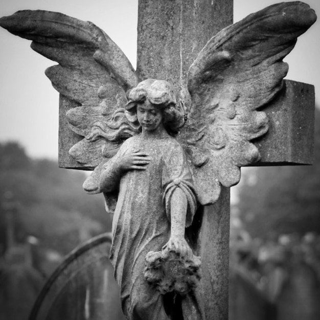 Niedrigwinkelansicht der Statue auf dem Friedhof