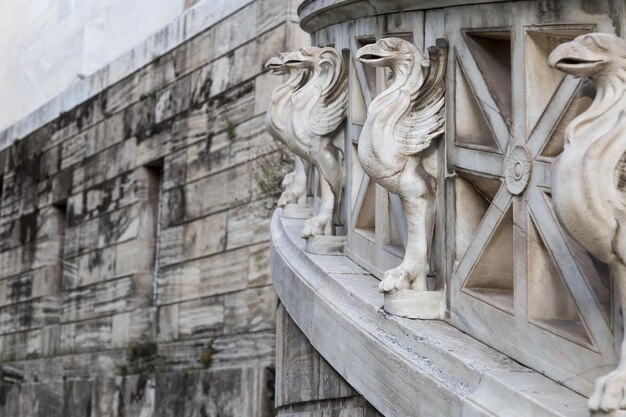 Niedrigwinkelansicht der Statue des historischen Gebäudes