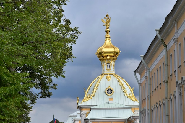 Foto niedrigwinkelansicht der statue durch gebäude gegen den himmel