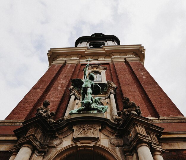 Foto niedrigwinkelansicht der statue gegen das gebäude gegen den himmel