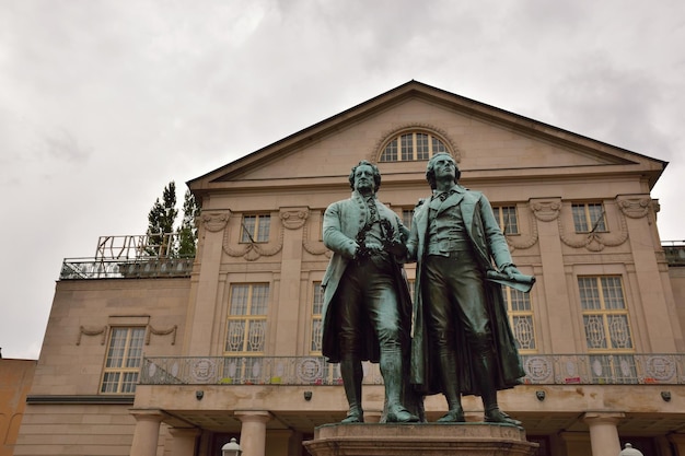 Foto niedrigwinkelansicht der statue gegen das gebäude