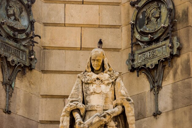 Foto niedrigwinkelansicht der statue gegen das gebäude