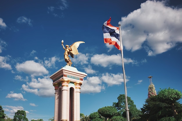 Foto niedrigwinkelansicht der statue gegen den bewölkten himmel in thailand