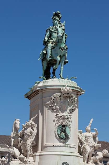 Niedrigwinkelansicht der Statue gegen den blauen Himmel