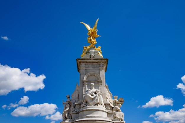 Niedrigwinkelansicht der Statue gegen den blauen Himmel