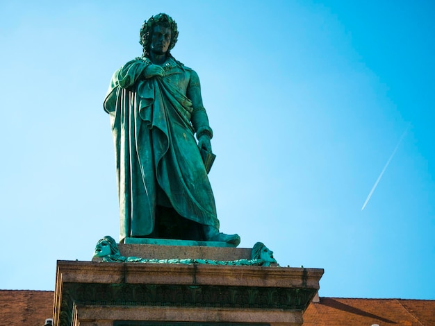 Niedrigwinkelansicht der Statue gegen den blauen Himmel