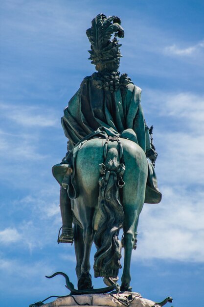 Foto niedrigwinkelansicht der statue gegen den blauen himmel