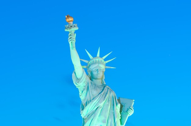 Foto niedrigwinkelansicht der statue gegen den blauen himmel