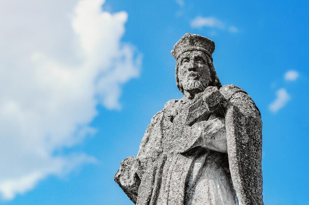 Foto niedrigwinkelansicht der statue gegen den blauen himmel