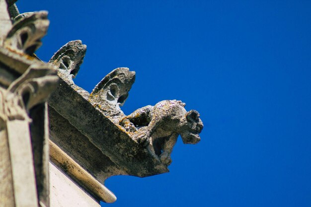 Foto niedrigwinkelansicht der statue gegen den blauen himmel