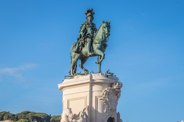 Niedrigwinkelansicht der Statue gegen den blauen Himmel