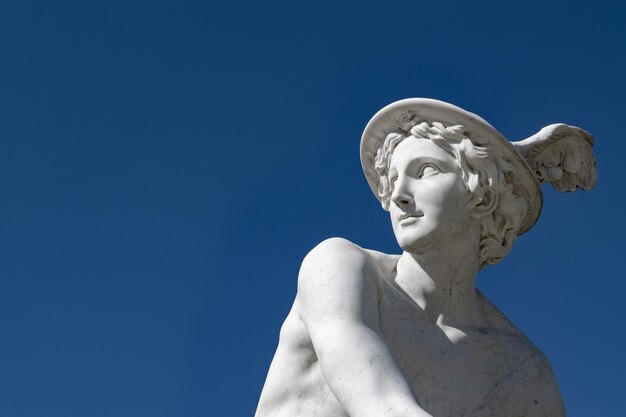 Niedrigwinkelansicht der Statue gegen den blauen Himmel