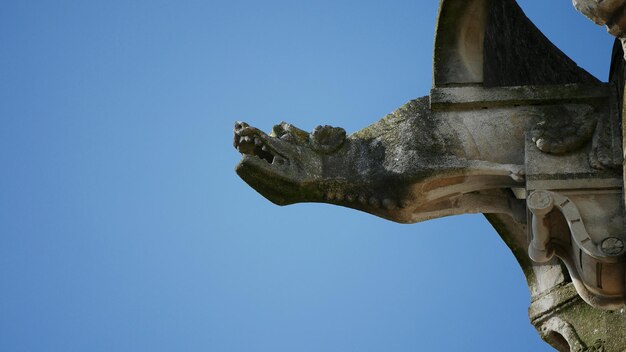 Foto niedrigwinkelansicht der statue gegen den blauen himmel