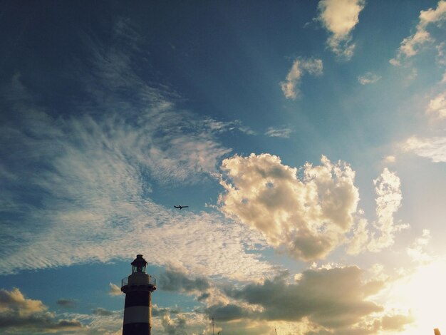 Foto niedrigwinkelansicht der statue gegen den himmel beim sonnenuntergang