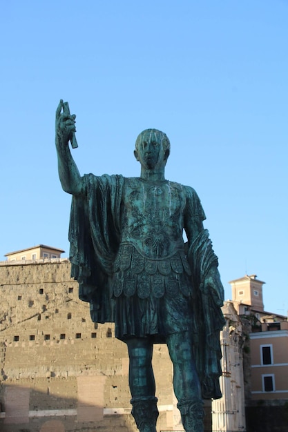 Niedrigwinkelansicht der Statue gegen den Himmel