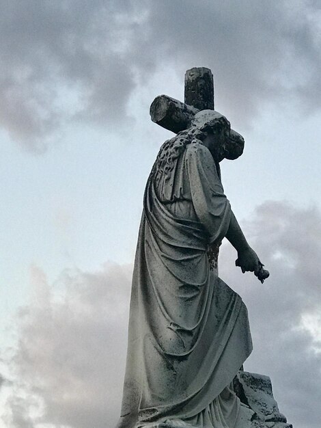 Niedrigwinkelansicht der Statue gegen den Himmel