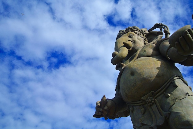 Foto niedrigwinkelansicht der statue gegen den himmel