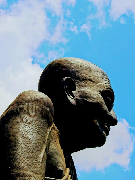 Niedrigwinkelansicht der Statue gegen den Himmel