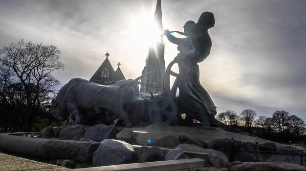 Foto niedrigwinkelansicht der statue gegen den himmel