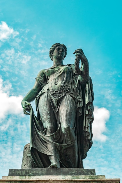 Niedrigwinkelansicht der Statue gegen den Himmel