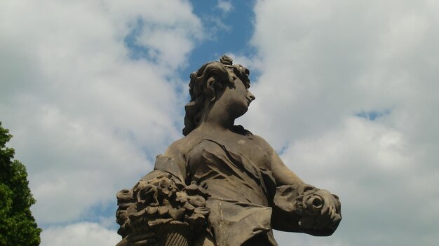 Foto niedrigwinkelansicht der statue gegen den himmel