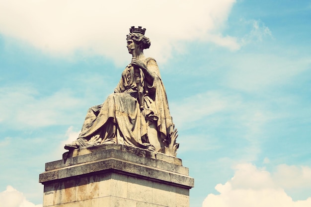 Foto niedrigwinkelansicht der statue gegen den himmel