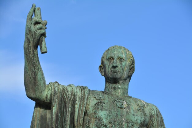 Foto niedrigwinkelansicht der statue gegen den himmel