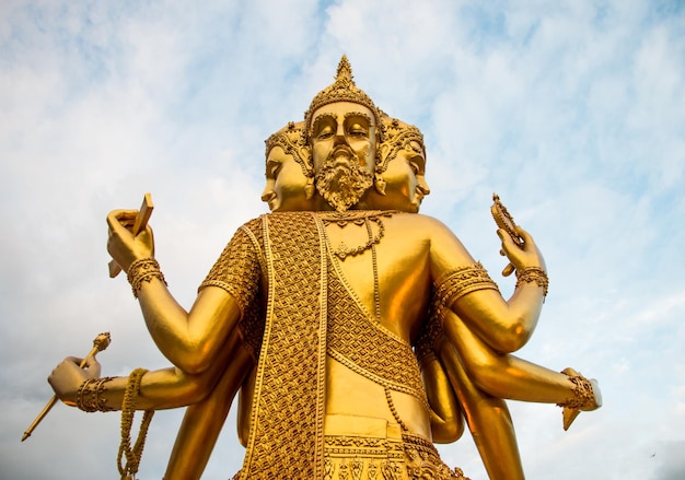 Niedrigwinkelansicht der Statue gegen den Tempel gegen den Himmel