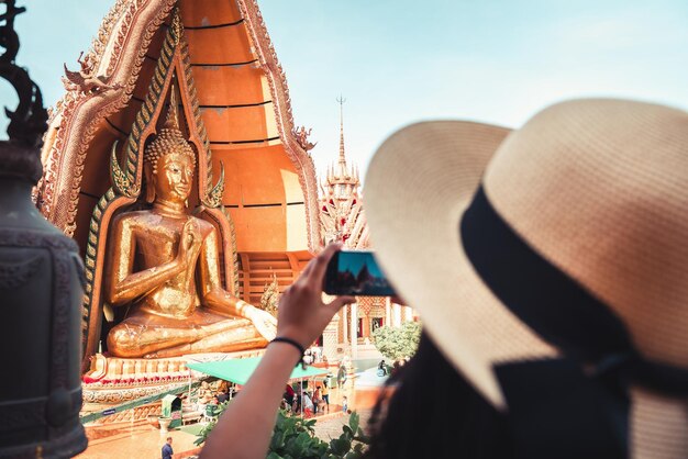 Foto niedrigwinkelansicht der statue gegen den tempel