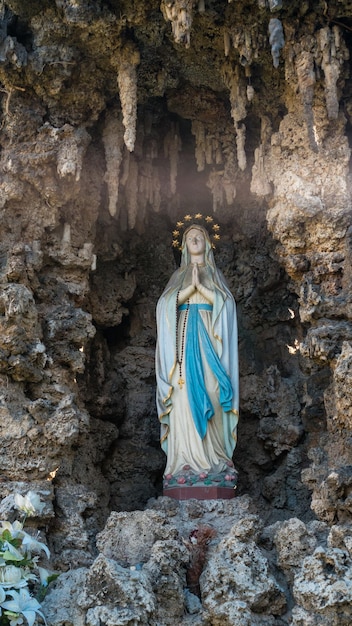 Niedrigwinkelansicht der Statue gegen den Tempel