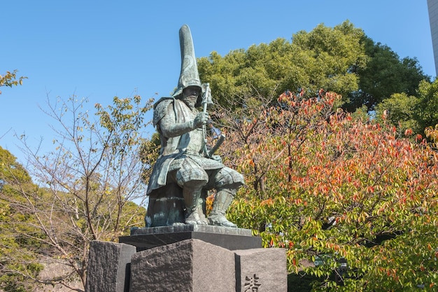 Foto niedrigwinkelansicht der statue gegen pflanzen