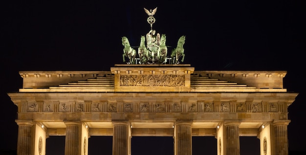 Niedrigwinkelansicht der Statue in der Nacht