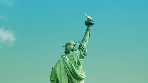 Foto niedrigwinkelansicht der statue vor dem blauen himmel von hinten