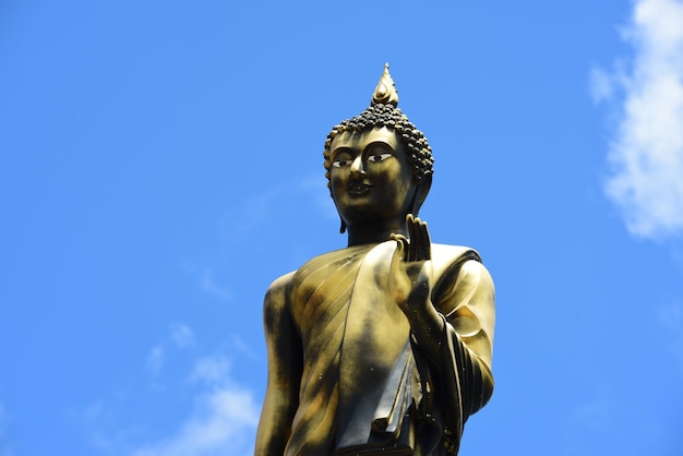 Foto niedrigwinkelansicht der statue vor dem blauen himmel