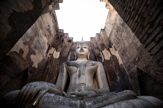 Foto niedrigwinkelansicht der statue vor dem historischen gebäude