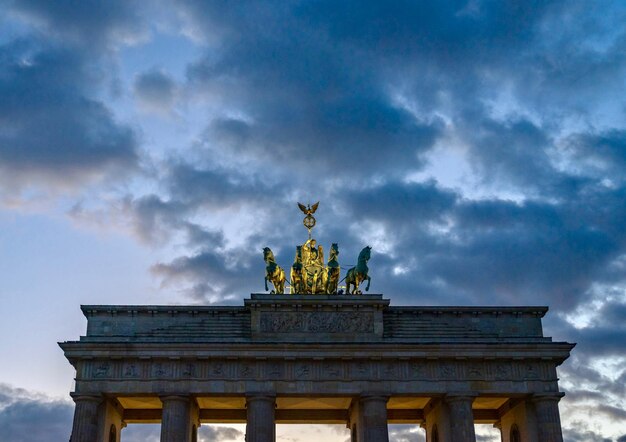 Niedrigwinkelansicht der Statue vor einem bewölkten Himmel