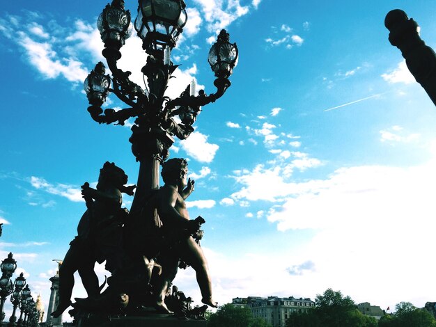 Foto niedrigwinkelansicht der statue vor einem bewölkten himmel