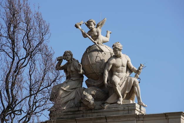 Niedrigwinkelansicht der Statue vor klarem blauen Himmel