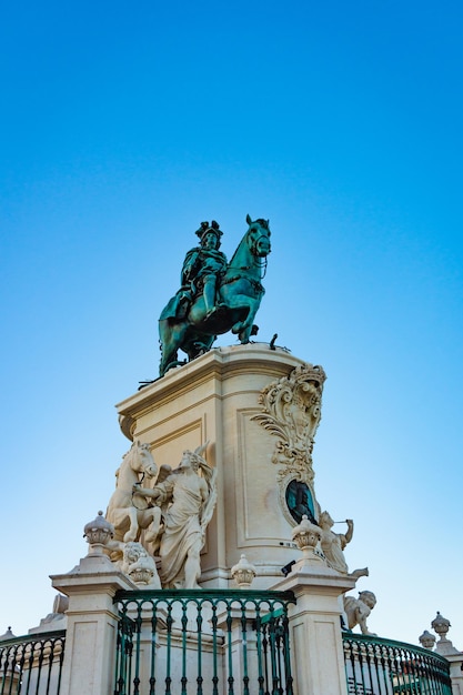 Niedrigwinkelansicht der Statue vor klarem blauen Himmel