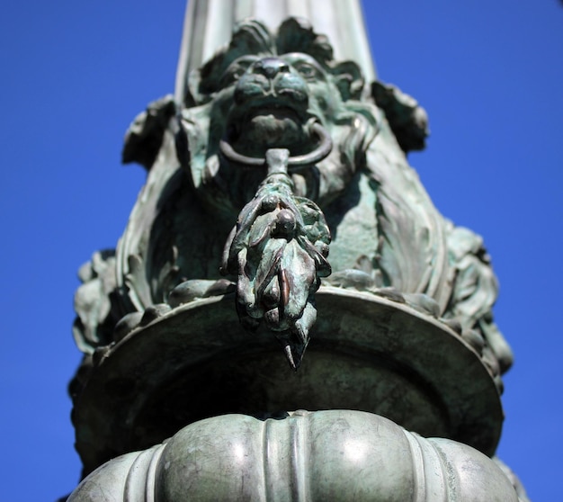 Foto niedrigwinkelansicht der statue vor klarem blauen himmel