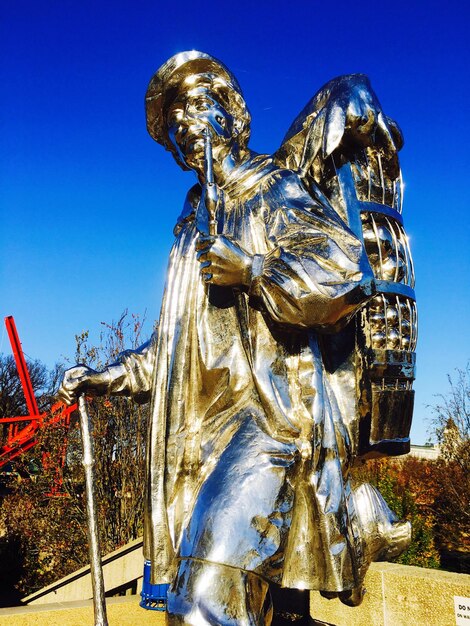 Niedrigwinkelansicht der Statue vor klarem blauen Himmel