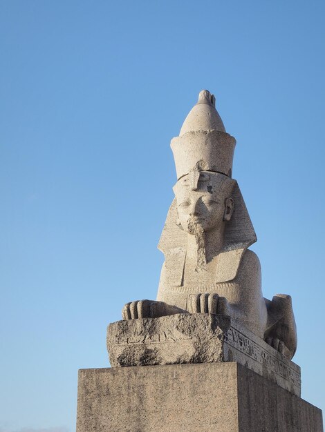 Niedrigwinkelansicht der Statue vor klarem blauen Himmel