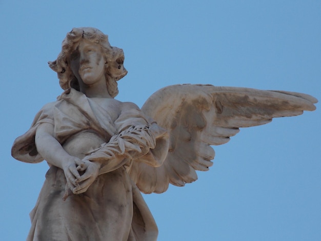 Niedrigwinkelansicht der Statue vor klarem blauen Himmel