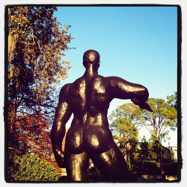 Foto niedrigwinkelansicht der statue vor klarem blauen himmel