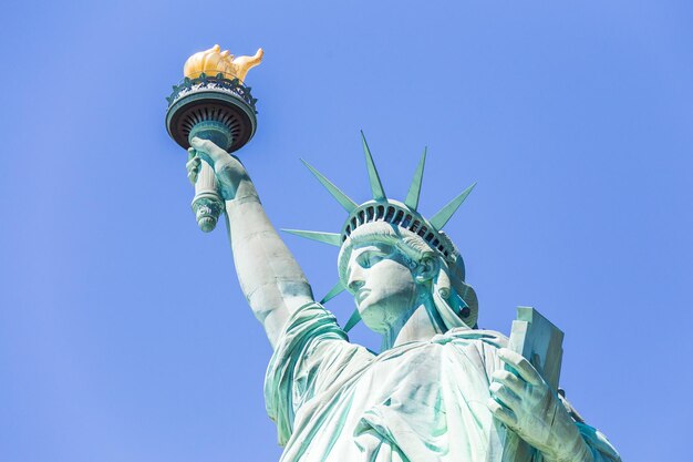 Foto niedrigwinkelansicht der statue vor klarem blauen himmel