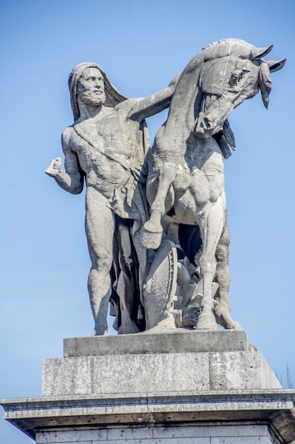 Niedrigwinkelansicht der Statue vor klarem Himmel