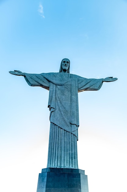 Foto niedrigwinkelansicht der statue vor klarem himmel