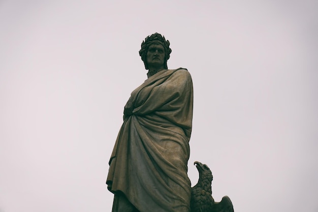 Niedrigwinkelansicht der Statue vor klarem Himmel.