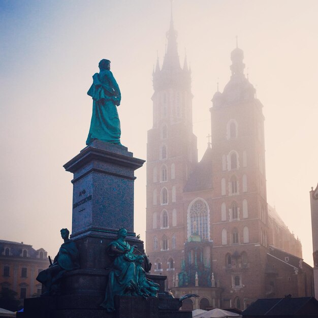 Foto niedrigwinkelansicht der statue