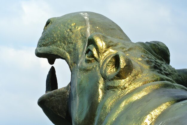 Foto niedrigwinkelansicht der statue